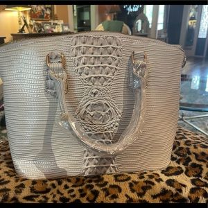 LADIES HANDBAG/CROSSBODY.      NWT